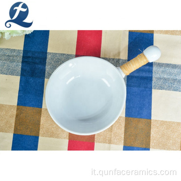 Bakeware in ceramica rotonda bianca con design per impugnature